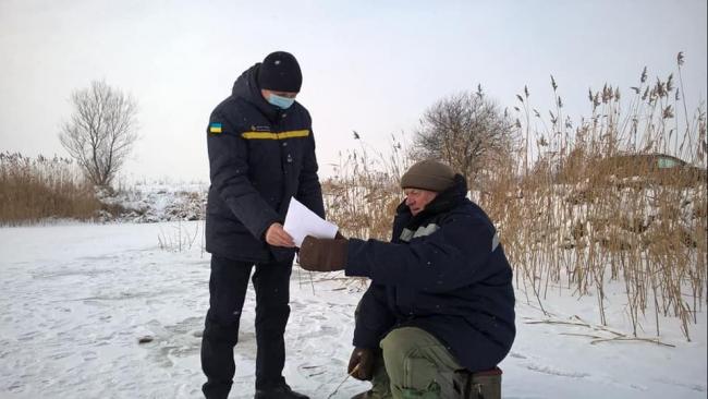 На Рівненщині до рибалок прийшли рятувальники - закликали бути обережними на льоду