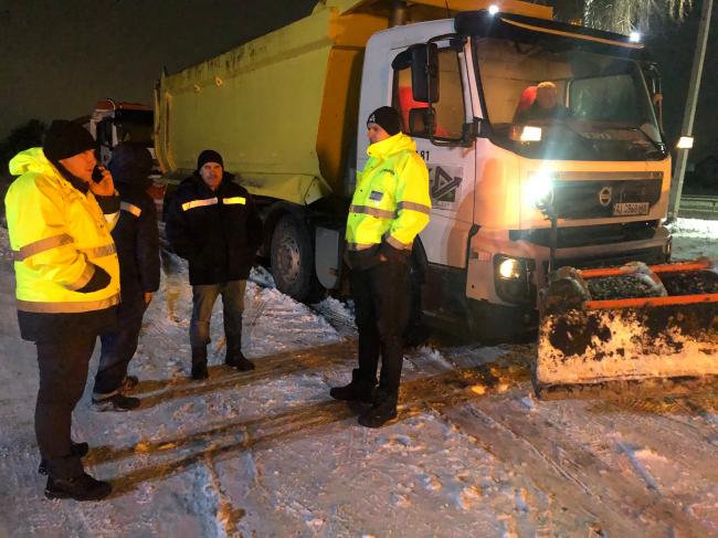 Дорожники розповіли, як борються зі снігопадами на Рівненщині