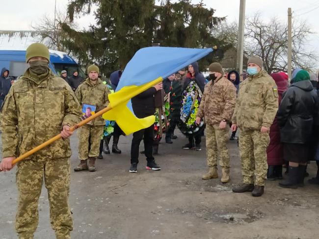 Люди ставали на коліна: на Рівненщині провели в останню путь військового (ФОТО)