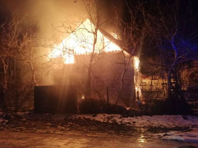 На Рівненщині 12 рятувальників гасили пожежу на дачі (ФОТО)