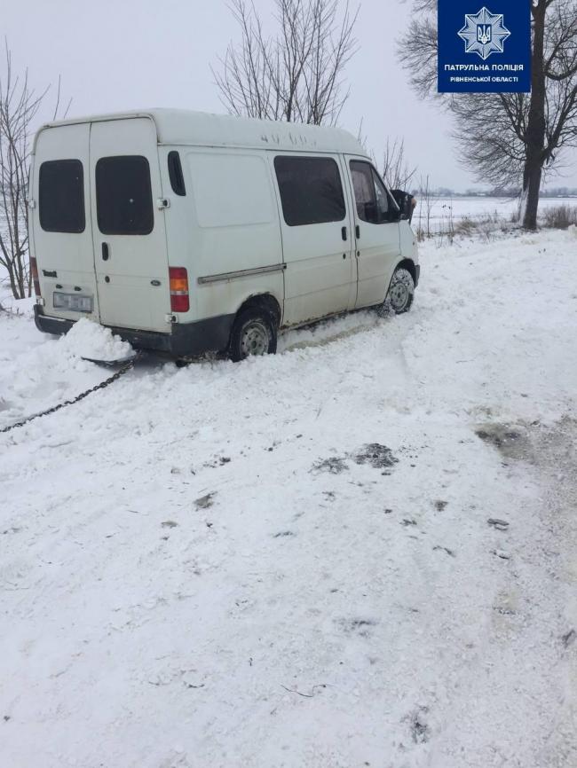 На Рівненщині автомобіль знесло з дороги і він застряг у снігу 