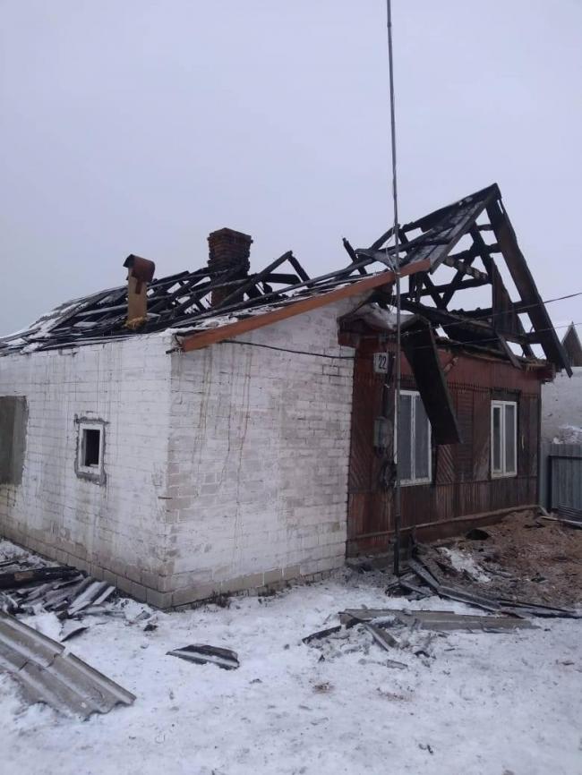 На Рівненщині через пожежу чоловік залишився без даху над головою
