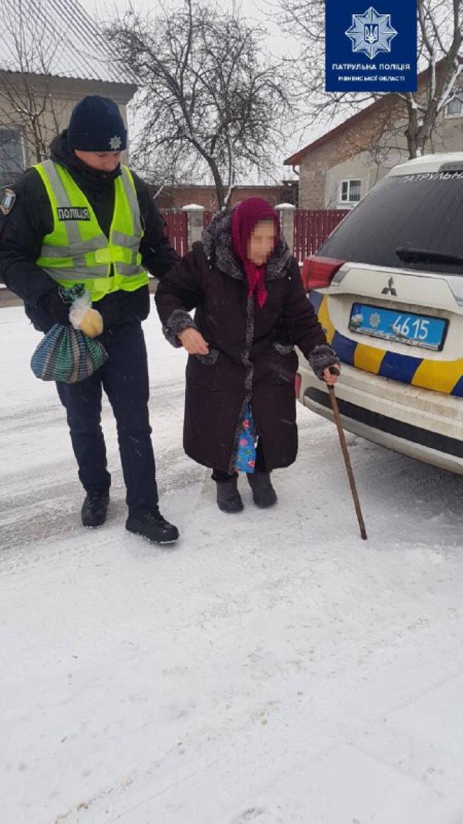 На Рівненщині патрульні допомогли бабусі дістатися додому