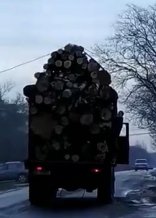 На Рівненщині перевантажений лісовоз позривав кабелі біля дороги (ВІДЕО)