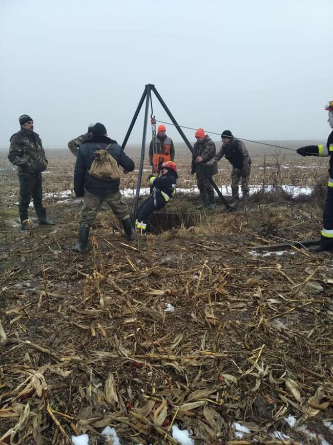 На Рівненщині рятувальники допомогли дістати з колодязя лабрадора