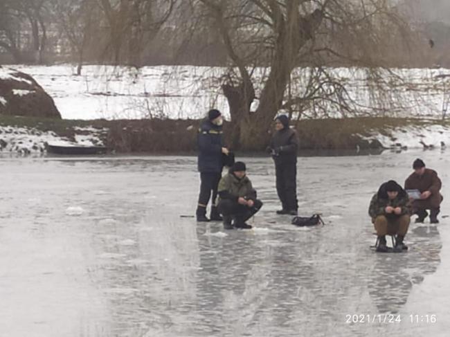 На Рівненщині рятувальники провели навчання для рибалок на водоймі