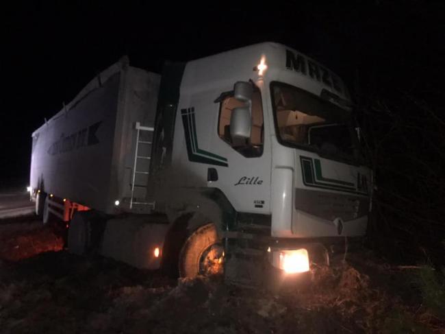 На Рівненщині вантажівка зіткнулась з легковиком: є постраждалі (ФОТО)