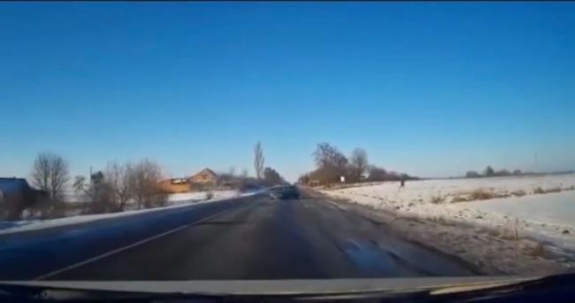На Рівненщині водій "BMW" втік з місця аварії у поле (ВІДЕО)