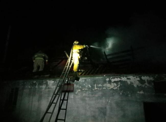 На Рівненщині згоріла господарча будівля: вогонь ледь не перекинувся на житло