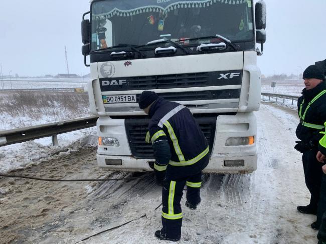 На Рівненщині зі снігового полону звільнили майже 30 вантажівок