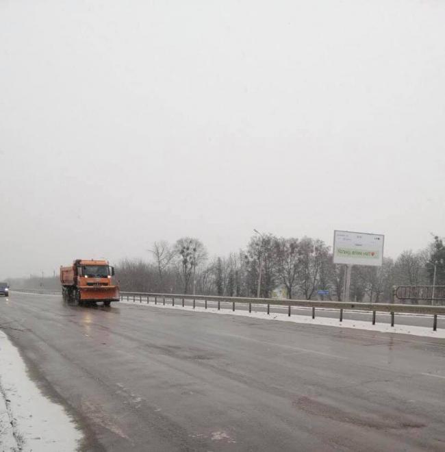 Негода на Рівненщині: на дорогах працюють 43 одиниці техніки