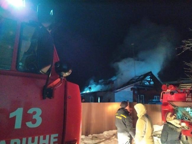 Під час пожежі у будинку на Рівненщині ледь не загорівся дім сусідів