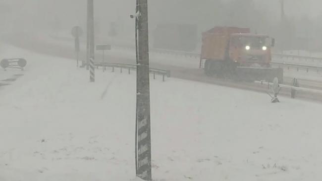 Пориви вітру та снігопад накрили Рівненщину: на дорогах працює 60 снігоприбиральних машин