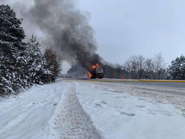 Рятувальники показали, як гасили пожежу в цистерні з паливом біля Рівного (ВІДЕО)