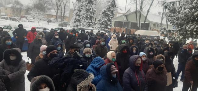 У Костополі люди мітингують проти нових тарифів на "комуналку" (ФОТО)