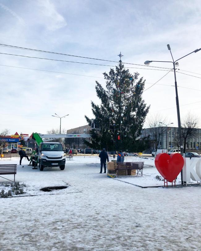 У Костополі знімають прикраси з центральної новорічної ялинки (ФОТОФАКТ)
