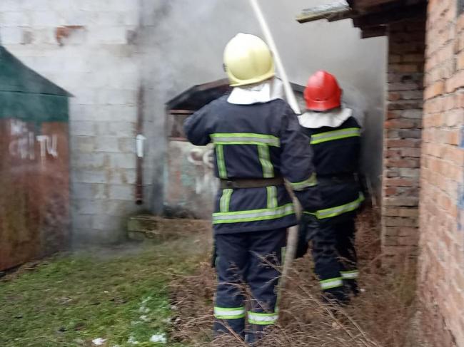 У місті Дубно згорів гараж: вогонь мало не перекинувся на сусідські будівлі (ФОТО)