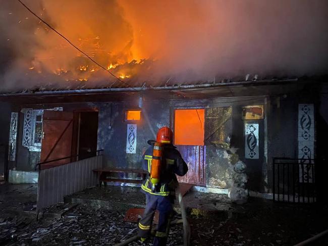У Обарові - пожежа: вогонь ледь не перекинувся з господарчої будівлі на житло