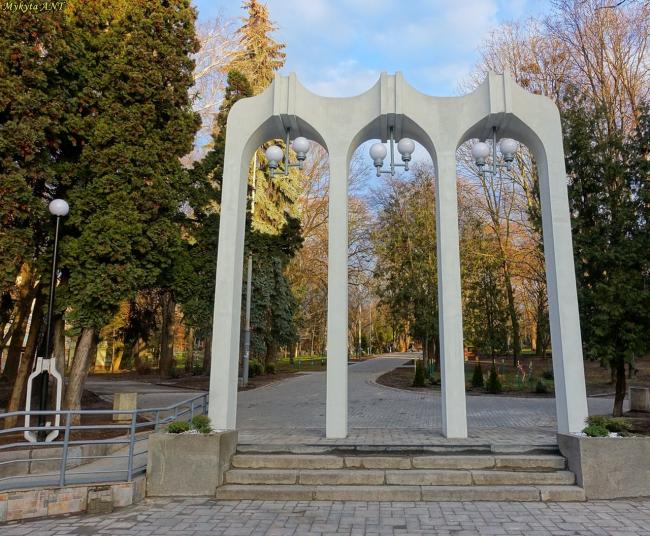 У парку Шевченка відкрили оновлену арку за понад 400 тисяч гривень (ФОТОФАКТ)