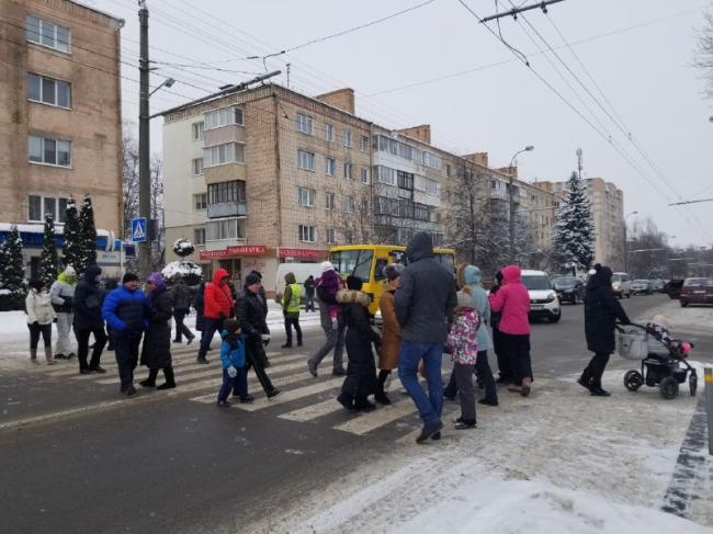 У Рівному люди кричали "Ганьба" та блокували рух транспорту (+ФОТО)
