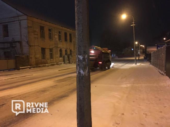 У Рівному комунальники всю ніч розчищали вулиці від снігу (ВІДЕО)