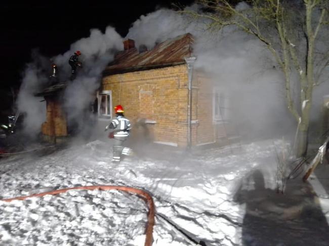 У селі на Рівненщині боролися з вогнем у сильний мороз