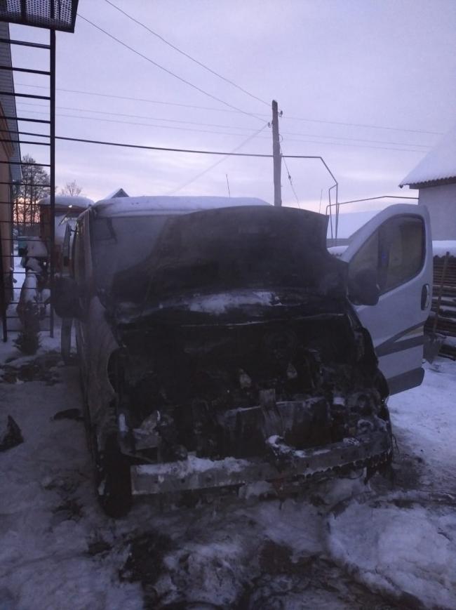 На Рівненщині вогонь із палаючого автомобіля мало не перекинувся на будинок (ФОТО)