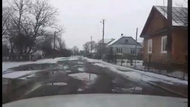У селі на Рівненщині люди скаржаться на жахливий стан дороги (ВІДЕО)