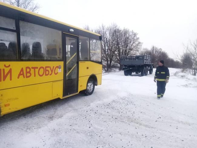 У снігових заметах на Рівненщині застрягли 4 шкільних автобуси з дітьми