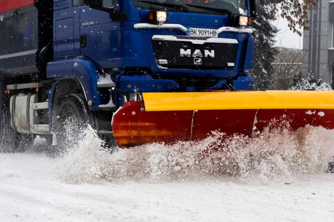 Більше 20-ти одиниць техніки бореться зі снігом на вулицях Рівного