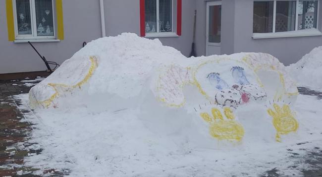 Біля дитсадка на Рівненщині з`явились креативні фігури зі снігу (фотофакт)