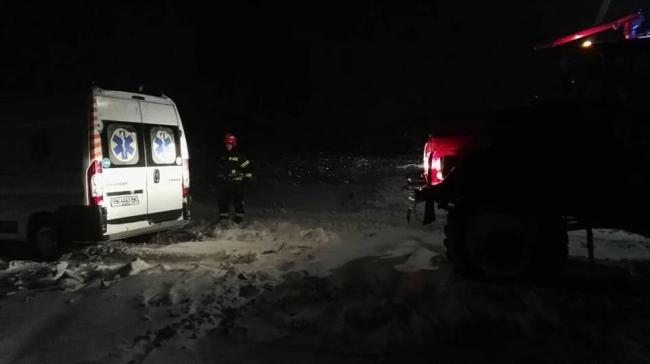 Біля Гощі рятувальники витягували зі снігового замету карету швидкої, а у Рівному - тролейбус