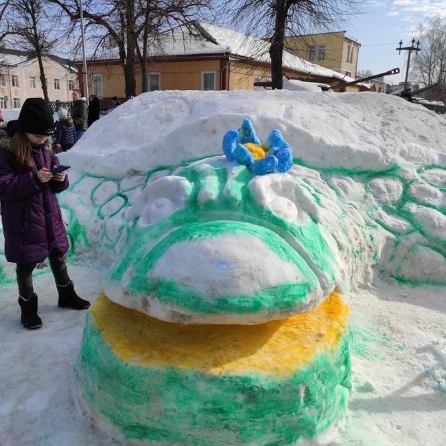 Черепаха, рибка та кролик: мешканці Костополя ліпили снігові фігури (ФОТО)