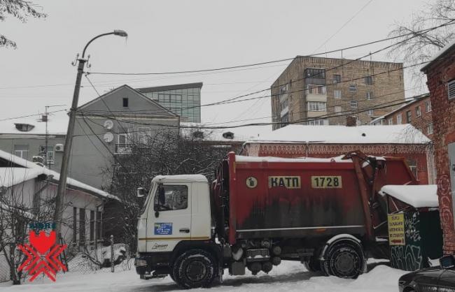 Через припарковані автівки комунальники не можуть розчистити сніг і забрати сміття