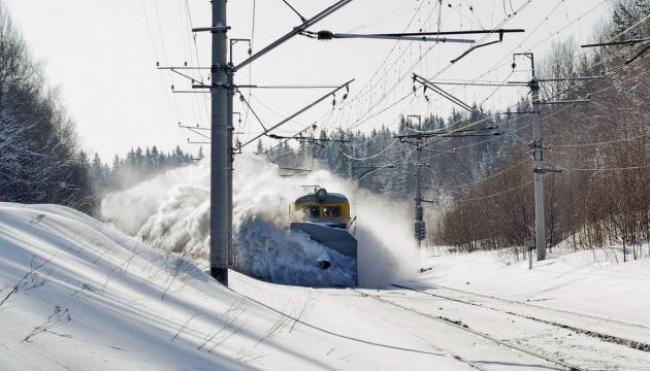 Через снігові замети затримуються два поїзди, які курсують Рівненщиною