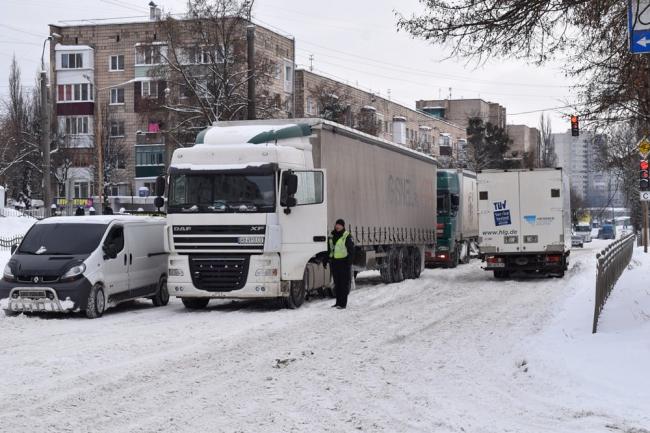 Дев`ять вантажівок заблокували рух вулицею Макарова в Рівному (ФОТО)