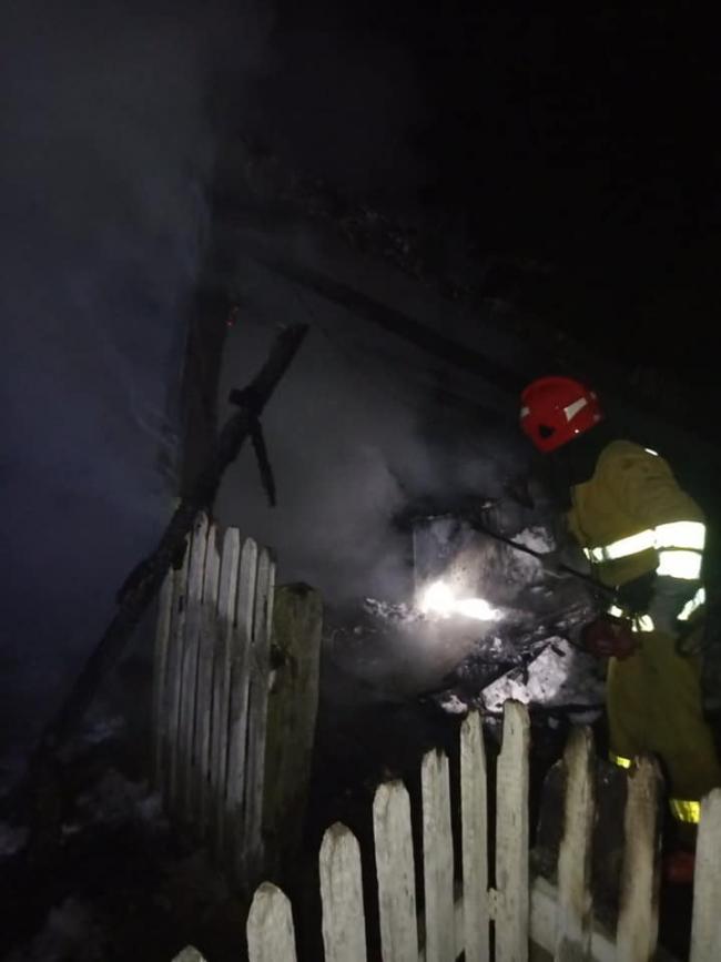 Допомагав гасити пожежу у сусідів: на Рівненщині чоловік отруївся чадним газом