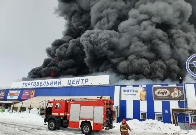 "Епіцентр" у вогні: стовп диму розтягнувся на десятки метрів (ФОТО)