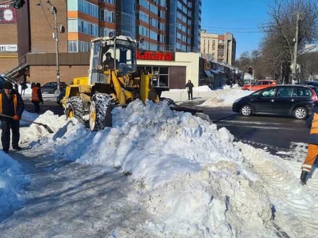 Комунальники Рівного продовжують розчищати вулиці від снігу (ФОТО)