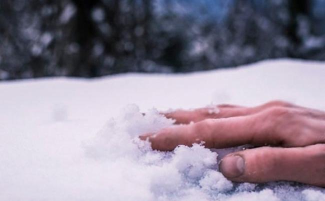 Лежав, присипаний снігом: рівненські патрульні врятували чоловіка від обмороження