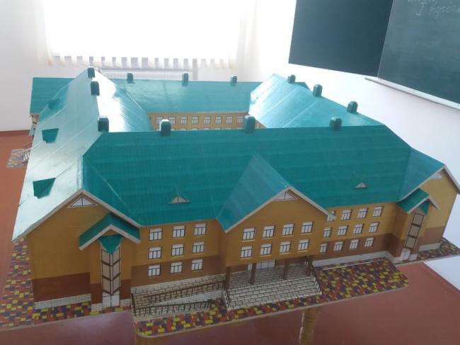 На Рівненщині школярі з учителем змайстрували макет навчального закладу, який відвідує 1000 дітей