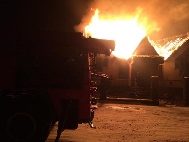 Масштабна пожежа у Рівненській області: згорів дах кафе (ФОТО)