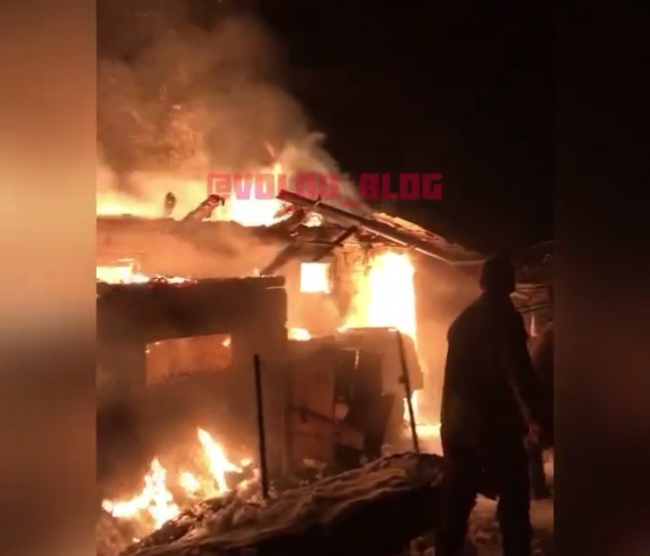 На Поліссі вночі вщент згоріла господарча будівля (ВІДЕО)