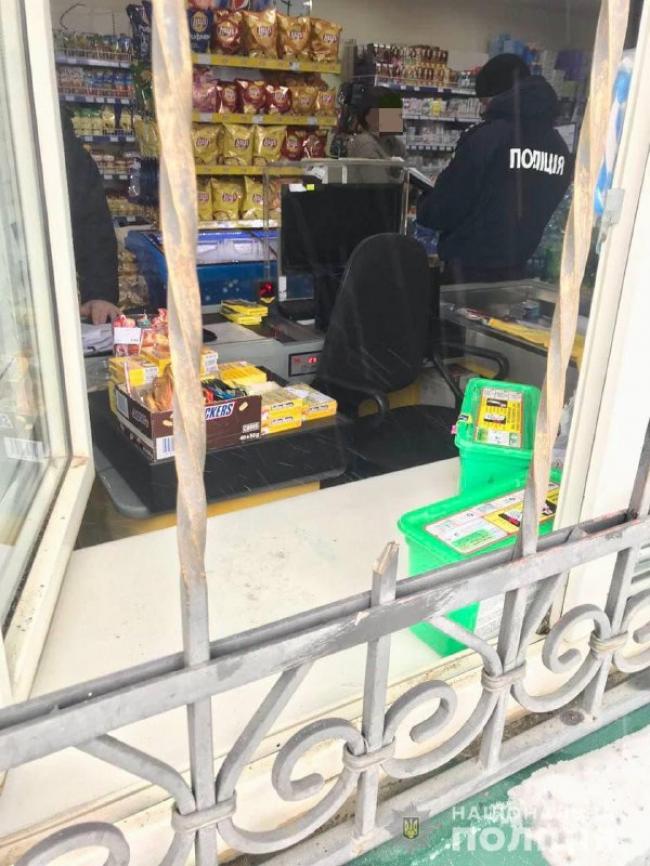 На Рівненщині молодика підозрюють у крадіжці 700 гривень з сільського магазину
