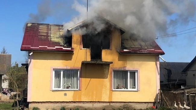На Рівненщині правоохоронці врятували будинок від пожежі