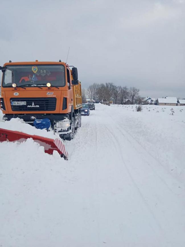 На Рівненщині продовжує лютувати зима: назвали найпроблемніші напрямки