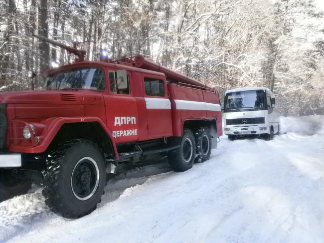 На Рівненщині рятувальники допомагають водіям звільнитися зі снігового полону