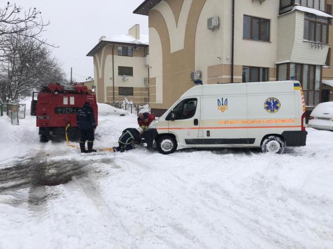 На Рівненщині рятувальники відбуксирували дві карети "швидкої", у яких були пацієнти