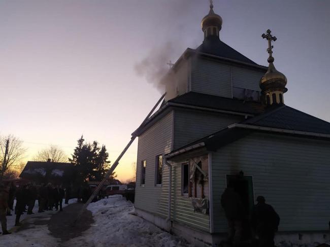 На Рівненщині спалахнула церква: будівлю рятували вогнеборці та лісівники (ФОТО)