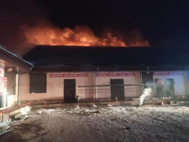 На Рівненщині сталась пожежа у торговому центрі (ФОТО)